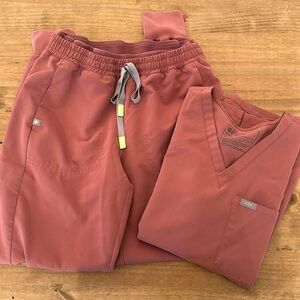 FIGS Set Catarina One-Pocket Scrub Top and Mari Skinny Jogger Scrub Pants